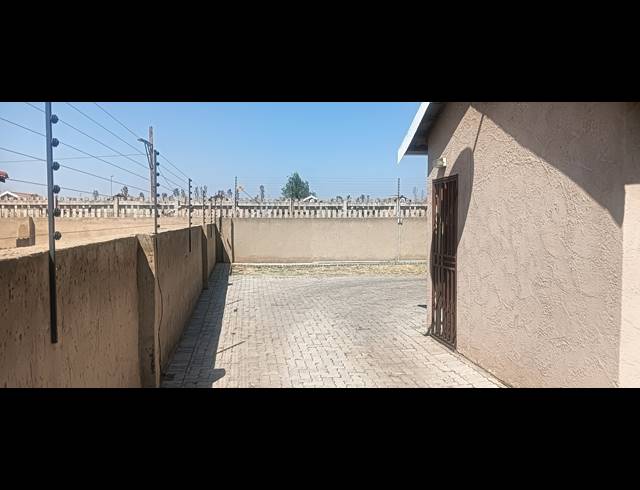 3 BEDROOM FREEHOLD FOR SALE IN WINDMILL PARK